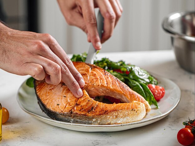 Porzione di bistecca di salmone alla griglia con verdure