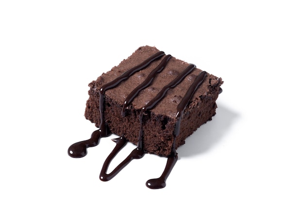 Porzione di brownie al cioccolato con sciroppo di cioccolato isolato su sfondo bianco