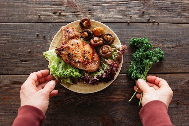 Porzione di carne alla griglia con verdure