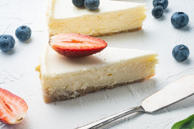 Porzione di cheesecake ai frutti di bosco,