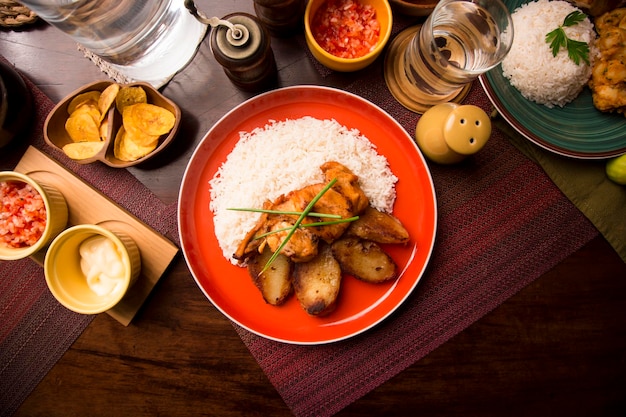 Porzione di cibo tradizionale peruviano con patate di pollo arrosto