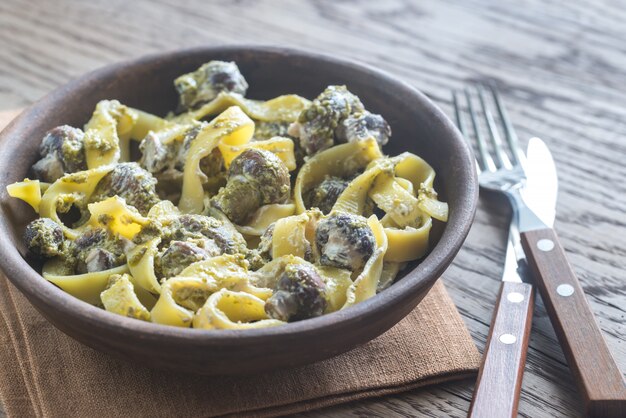 Porzione di cremosa pasta ai funghi con pesto