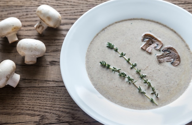 Porzione di cremosa zuppa di funghi