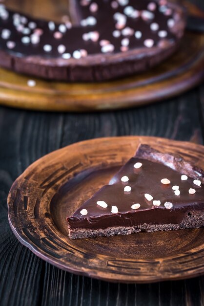 Porzione di crostata salata al cioccolato