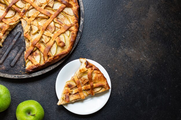 Porzione di dessert al forno fatta in casa dolce torta di mele