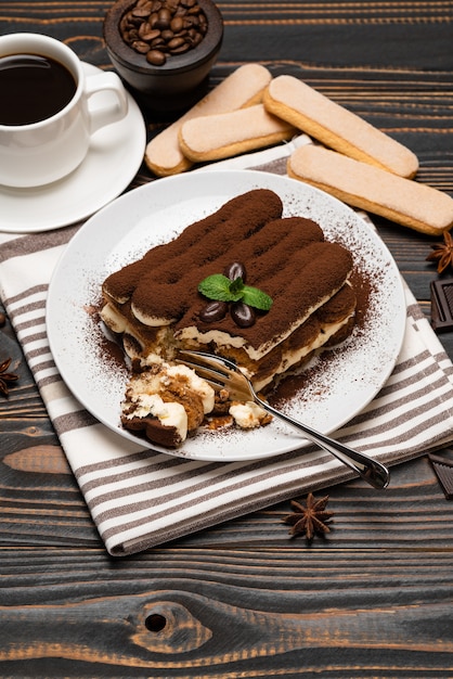 Porzione di dolce tiramisù classico su un piatto di ceramica