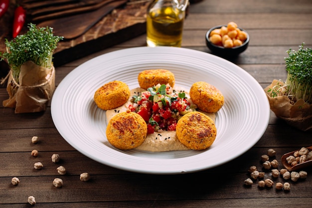 Porzione di falafel vegetariani con hummus