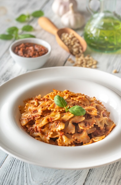 Porzione di farfalle con pesto di pomodoro essiccato al sole