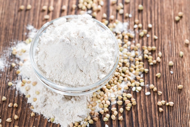 Porzione di farina di grano saraceno