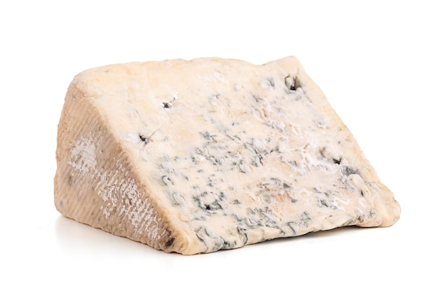 Porzione di formaggio blu dell'Alvernia su sfondo bianco