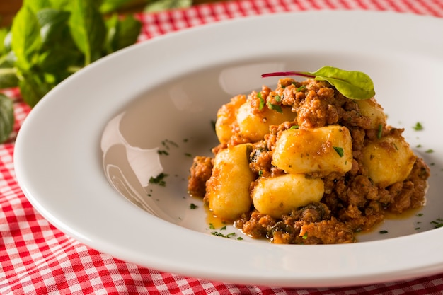 Porzione di gnocchi al pomodoro con formaggio.