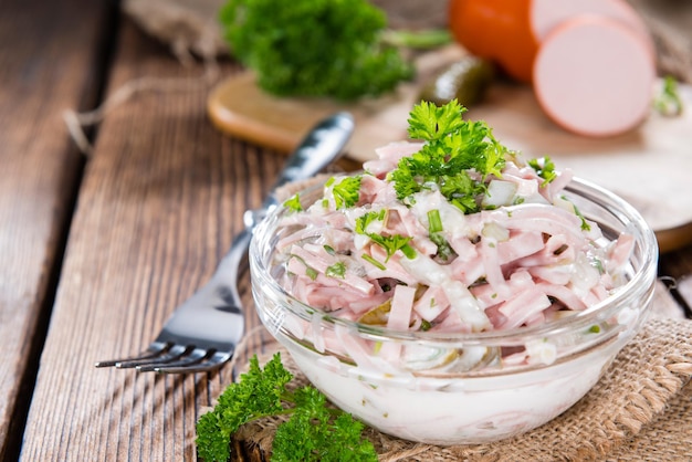 Porzione di insalata di carne con maionese