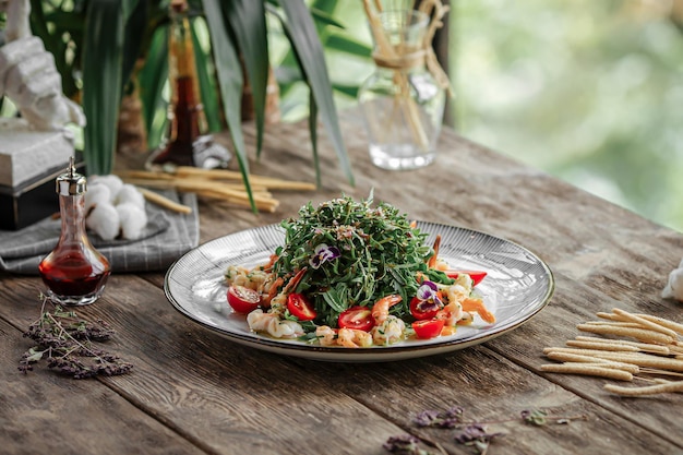 Porzione di insalata gourmet di gamberi e rucola