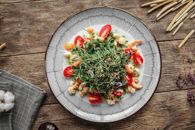 Porzione di insalata gourmet di gamberi e rucola