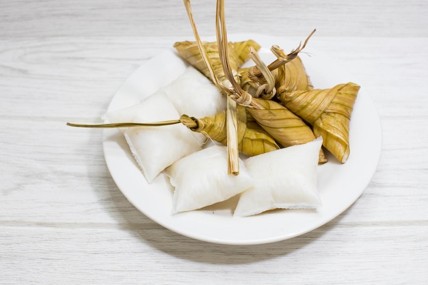 Porzione di ketupat palas e nasi himpit a fuoco selettivo Hari Raya Food