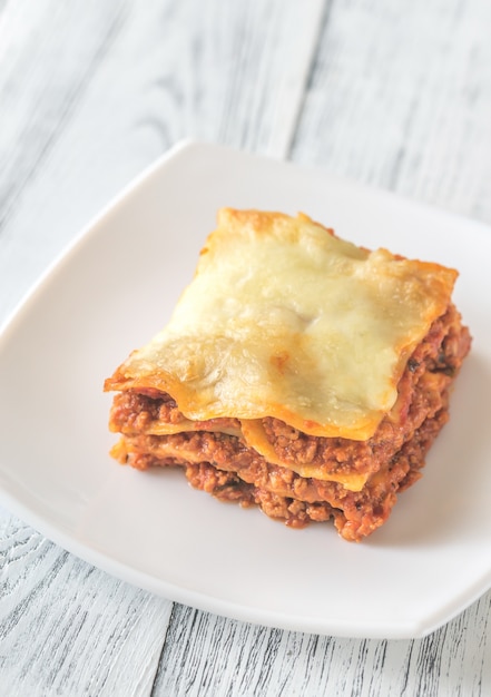 Porzione di lasagne sul piatto bianco