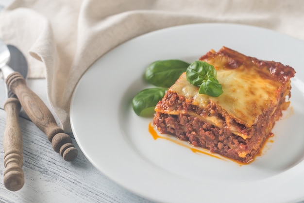 Porzione di lasagne sul tavolo di legno