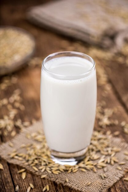 Porzione di latte d'avena sano su un vecchio tavolo di legno fuoco selettivo closeup colpo