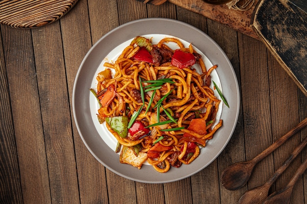 Porzione di noodles arrosto tsomyan piatto orientale