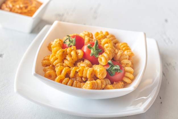 Porzione di pasta con pesto di pomodoro e ricotta