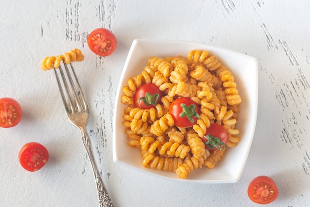 Porzione di pasta con pesto di pomodoro e ricotta