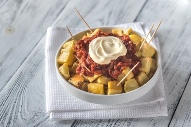 Porzione di patatas bravas con salse