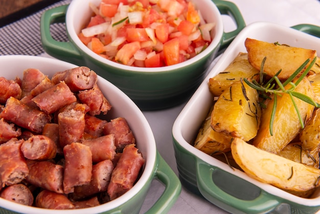 Porzione di patate arrosto e salsiccia e vinaigrette