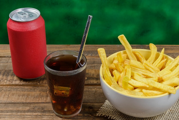 Porzione di patate fritte in una ciotola con soda