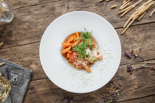 Porzione di penne gourmet