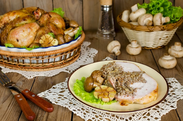 Porzione di pollo ripiena di grano saraceno con funghi