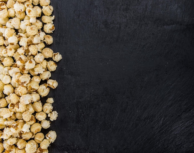Porzione di popcorn su una lastra di ardesia