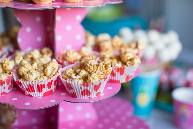 Porzione di popcorn sulla festa dei bambini sul tavolo da dessert dolce