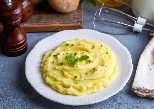 Porzione di purè di patate cremoso a base di patate lesse