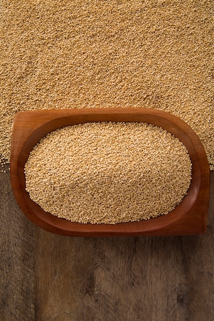 Porzione di quinoa cruda e proteine del wey (inquadratura dettagliata del primo piano)