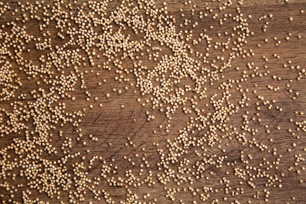 Porzione di quinoa cruda e proteine del wey (inquadratura dettagliata del primo piano)