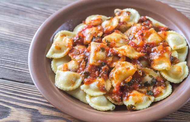 Porzione di ravioli con salsa marinara