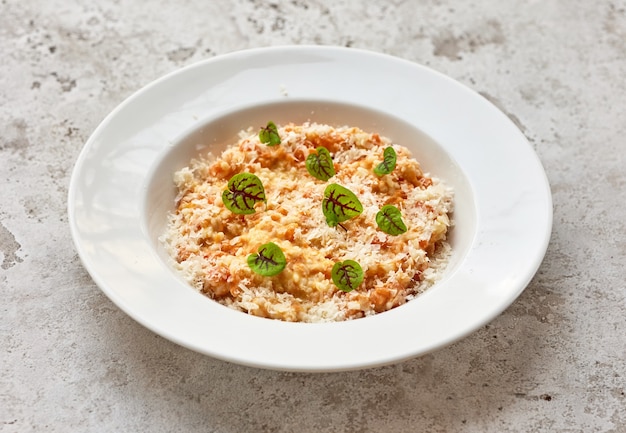 Porzione di risotto su piatto ristorante bianco