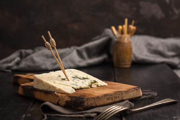 Porzione di roquefort al rustico rustico.