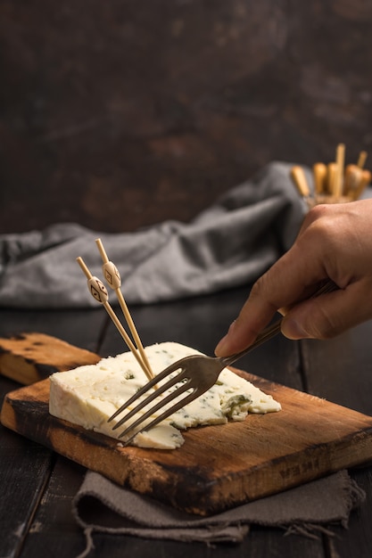 Porzione di roquefort al rustico rustico.