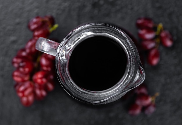 Porzione di sano succo d'uva rossa messa a fuoco selettiva closeup shot