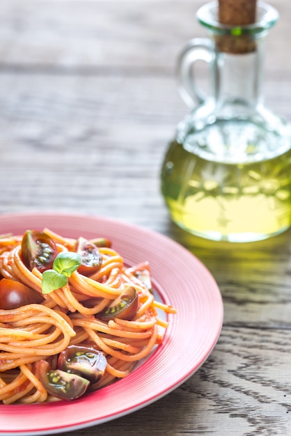 Porzione di spaghetti con pomodorini