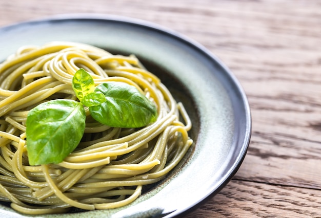 Porzione di spaghetti verdi