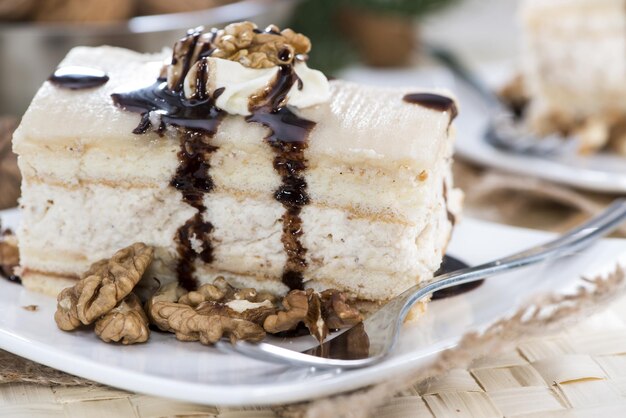 Porzione di torta di noci appena fatta