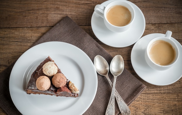 Porzione di torta Sacher con due tazze di caffè