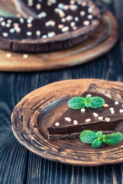 Porzione di torta salata al cioccolato