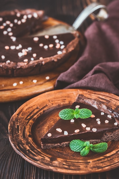 Porzione di torta salata al cioccolato