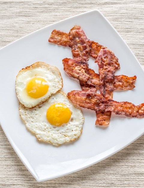 Porzione di uova fritte con pancetta