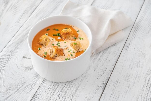 Porzione di zuppa di pesce francese famosa bisque