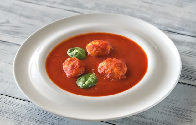 Porzione di zuppa di pomodoro con polpette