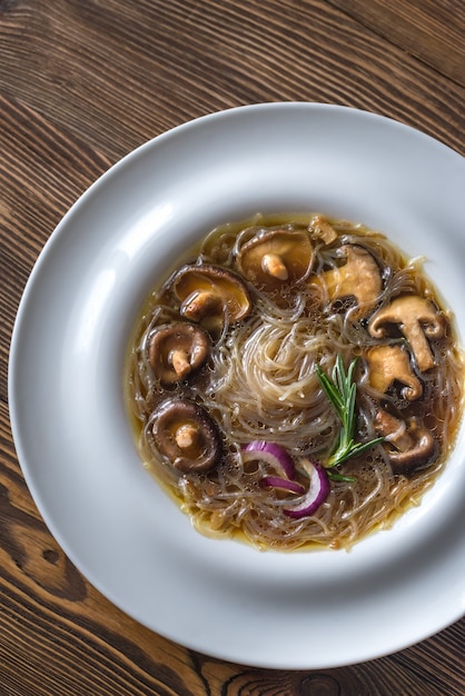 Porzione di zuppa di zenzero shiitake